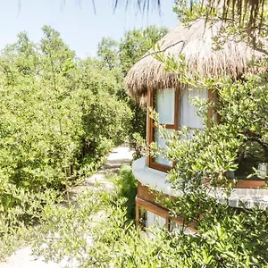 Отель Mamasan Treehouses &
